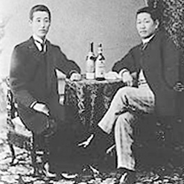 神谷传兵卫（右）＜1893年＞